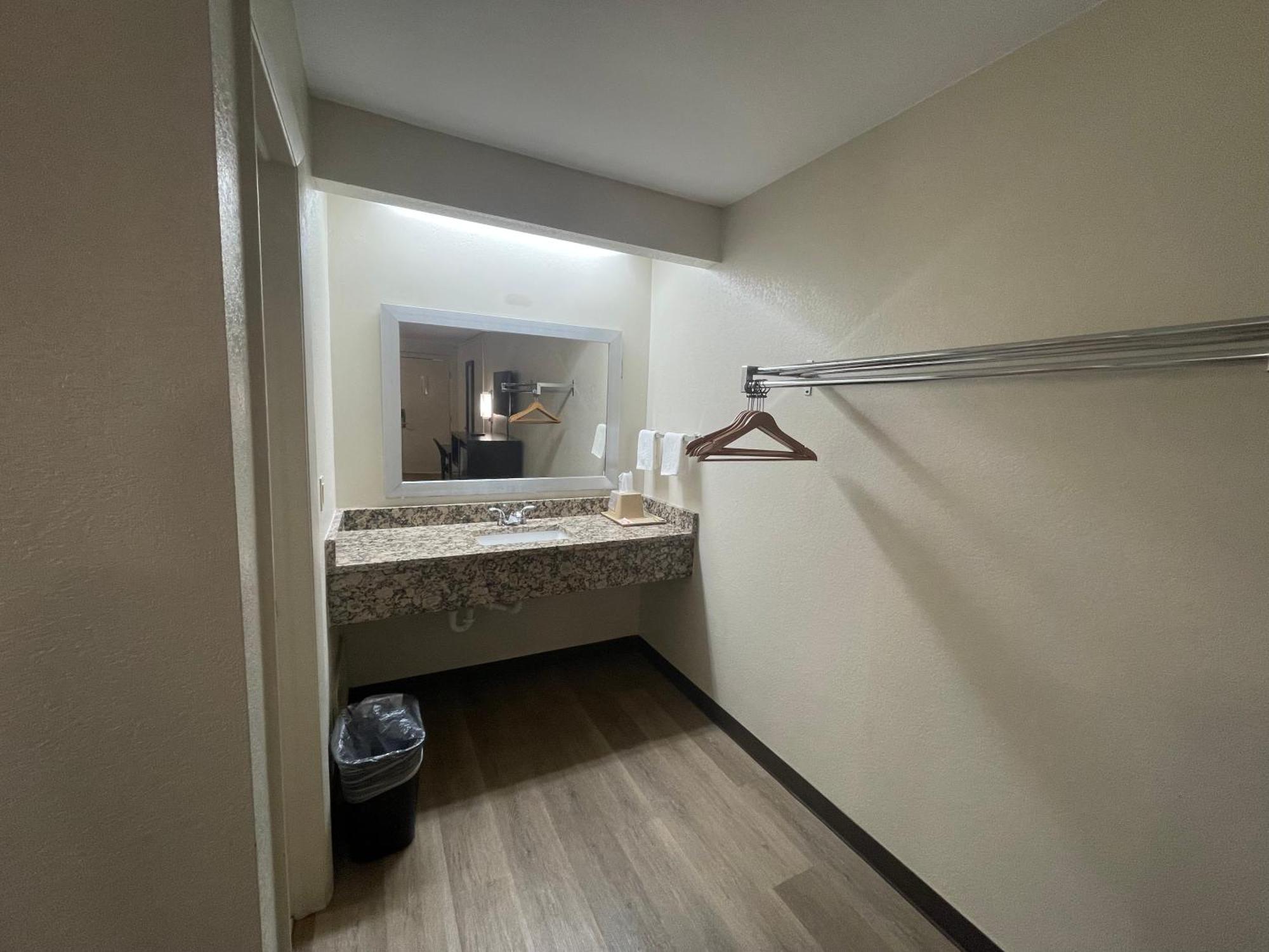 Royal Inn Motel เฟรเดอริกส์เบิร์ก ภายนอก รูปภาพ